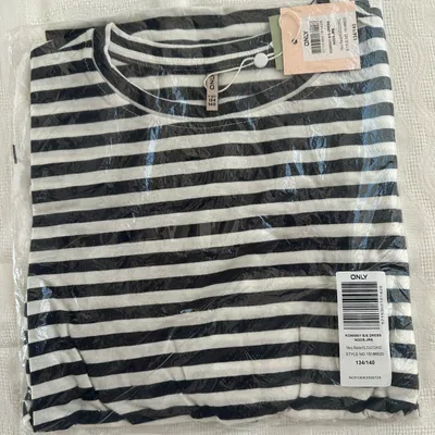 robe rayé blanc/bleu navy ONLY taille 10 ans NEUVE avec étiquette